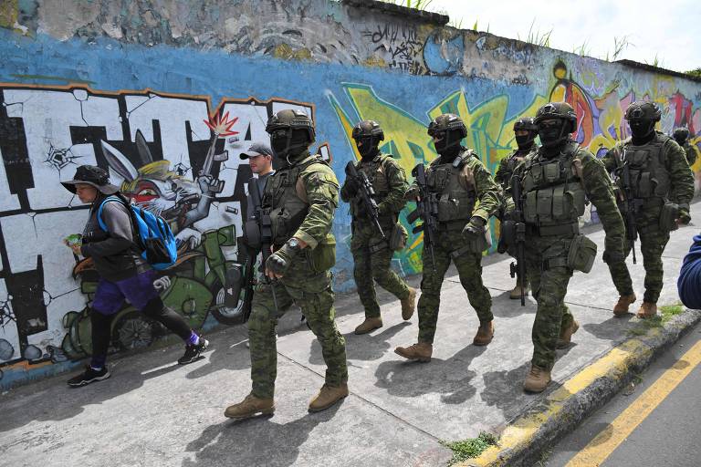Soldados patrulham ruas em bairro da capital equatoriana, Quito, em meio a novo estado de emergência no país