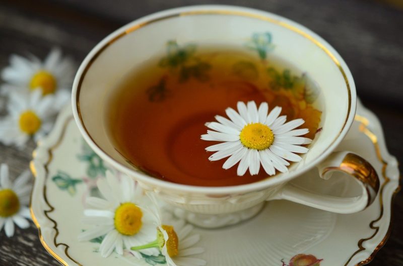 imagem mostra xícara com chá de camomila
