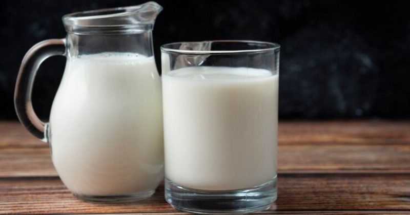 imagem ilustrativa mostra jarra e copo cheios de leite