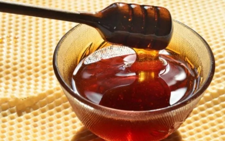 imagem ilustrativa mostra mel, um dos alimentos que ajudam na hora de dormir